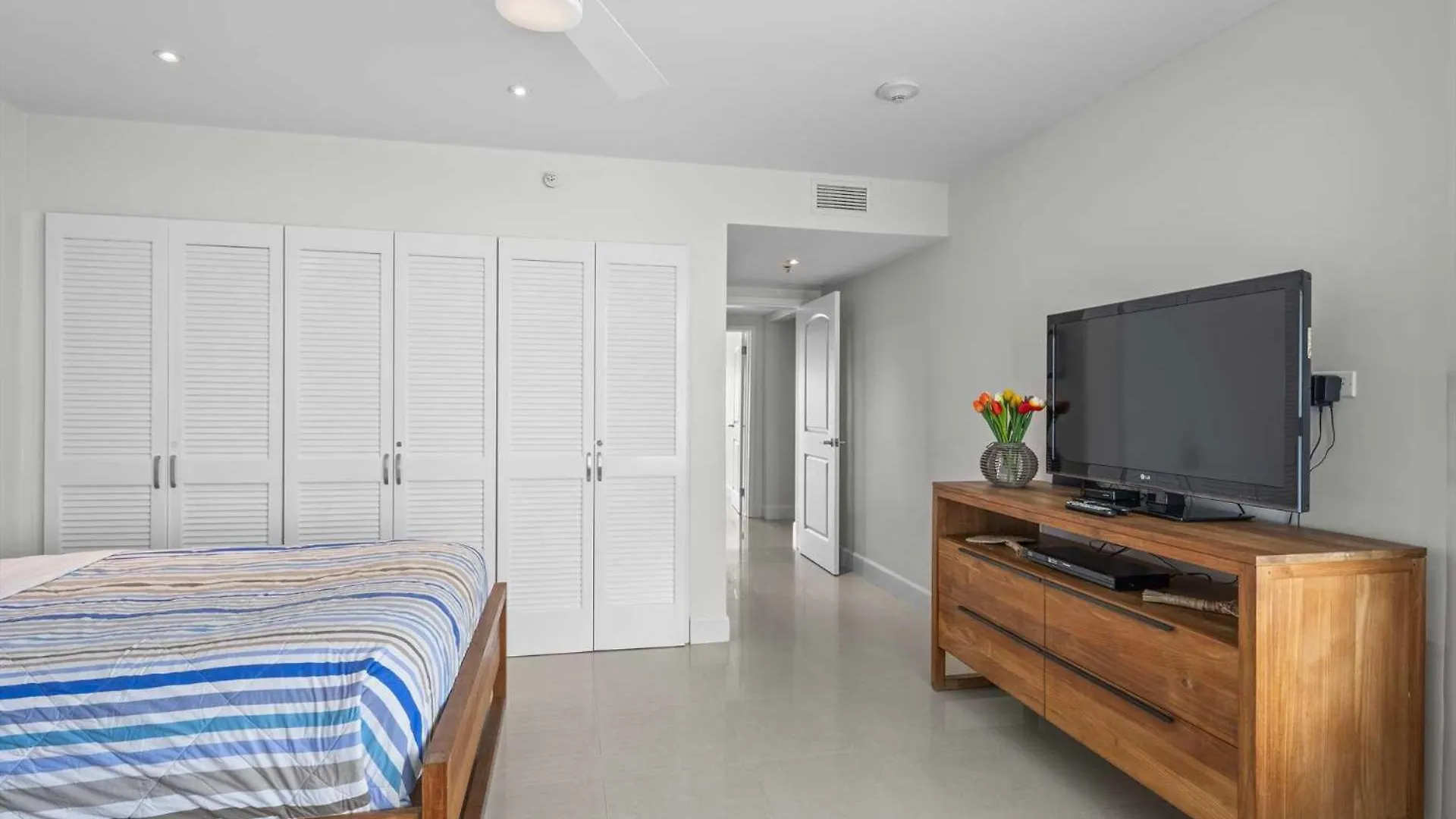 בית נופש פאלם ביץ' Beachfront - Precious Ruby 2Br Condo - Bc355